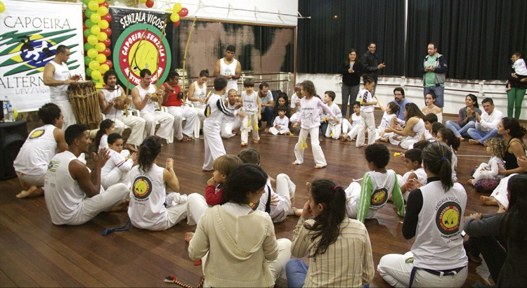 Batizado e troca de cordas infantis na Capoeira