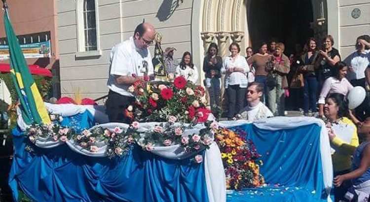 Imagem peregrina de Nossa Senhora Aparecida chega a Viçosa