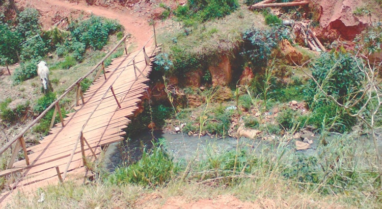 Moradores ainda sofrem com pontes improvisadas