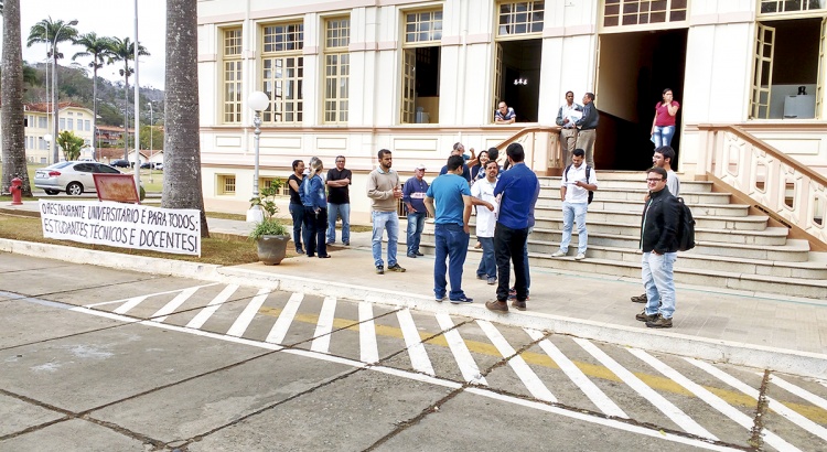 Servidores se mobilizam contra suspensão de uso do Restaurante Univesitário na UFV