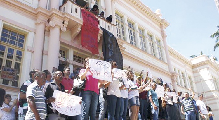 Estudantes ocupam Bernardão e servidores fazem assembleia para deliberar sobre greve