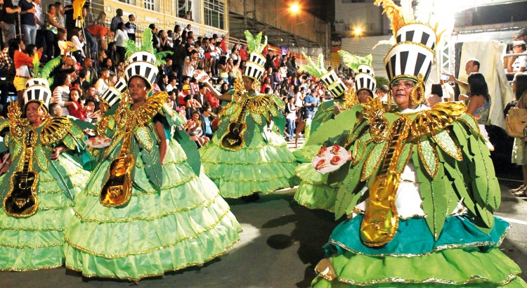 Sertanejo e Axé ditam o ritmo do Carna Viçosa 2017