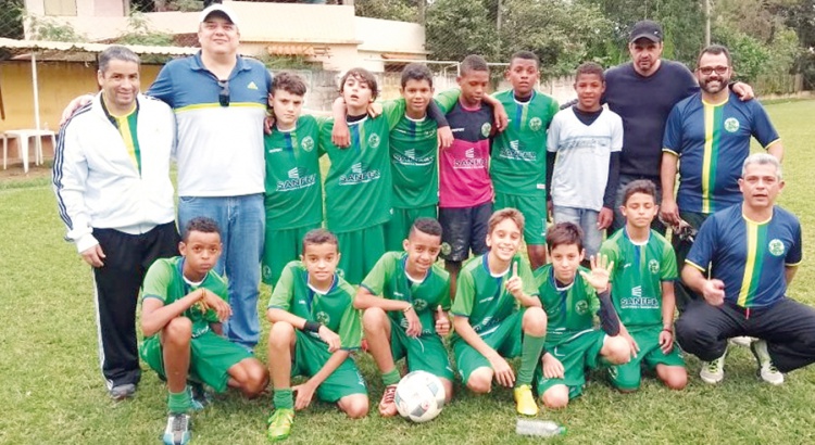 Categoria sub 13 do Esporte Solidário goleia em amistoso