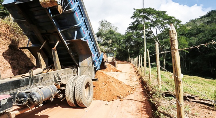 Moradores do Deserto fazem mutirão para melhorar estrada