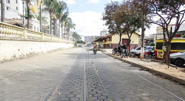 Feira noturna - Proibição de estacionamento na Bueno Brandão causa reclamações