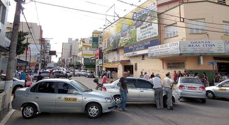 Taxistas voltam a protestar contra licitação