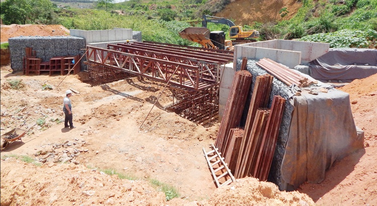 Ponte do Laranjal está com estrutura pronta para receber o concreto