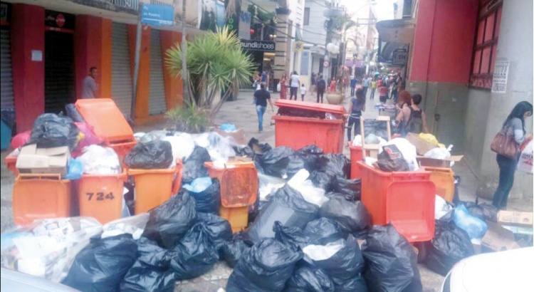 Caminhões sucateados geram atraso na coleta e acúmulo de lixo