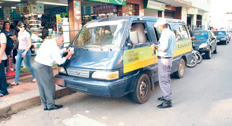 Ano letivo se aproxima e transporte escolar continua sem fiscalização em Viçosa