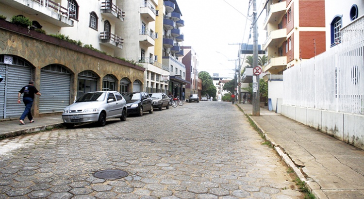 Avenida Olívia de Castro: asfalto substituirá os bloquetes