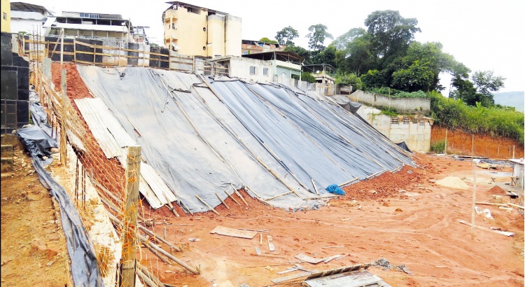 Desabamento de muro no Bela Vista completou um mês