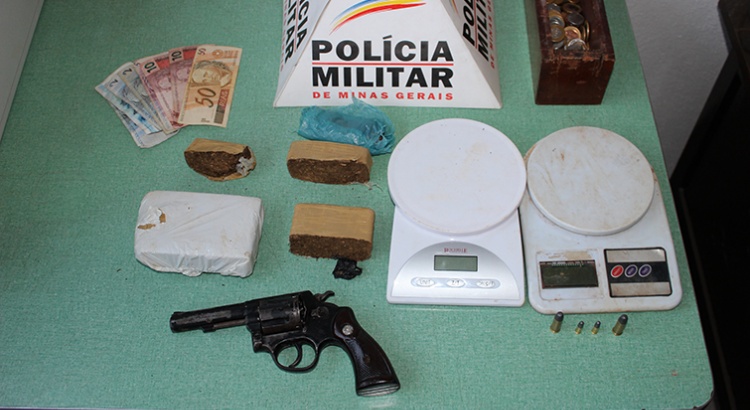 Quatro presos pela Polícia Militar por tráfico de drogas no Santo Antônio