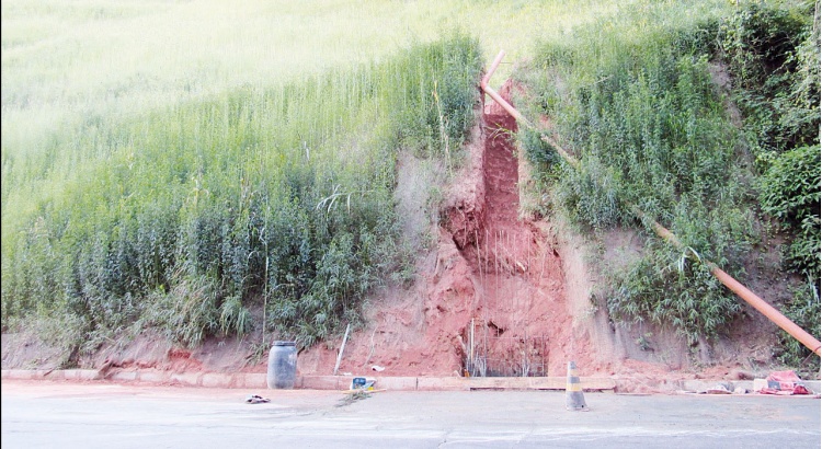 Prefeitura continua obras no barranco da Castello Branco