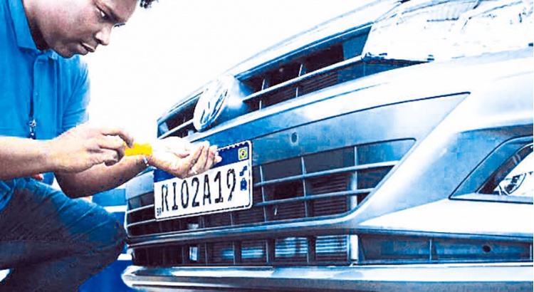 Placas do Mercosul devem ser adotadas até novembro em MG, diz Detran