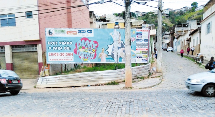 Calçada na Gomes Barbosa acumula problemas