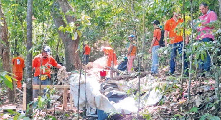 Prefeitura de Viçosa retira casais que moravam em barracas no barranco da Av. Castello Branco