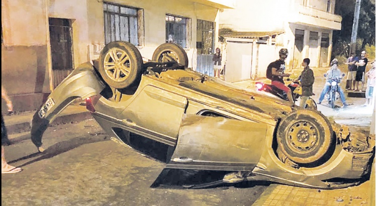 Automóvel roubado em Senador Firmino capota no centro de Viçosa