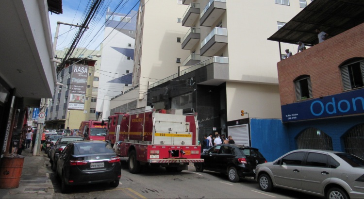 Princípio de incêndio em prédio na Milton Bandeira mobiliza bombeiros