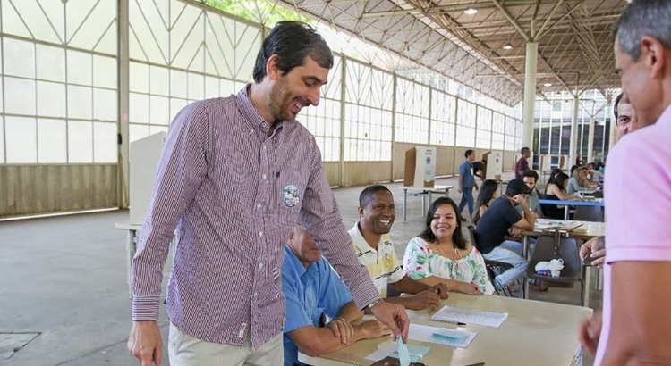 Bolsonaro nomeia Demetrius reitor da UFV