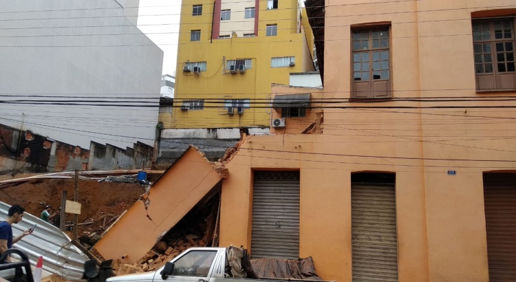 Desaterro provoca desabamento na avenida Santa Rita