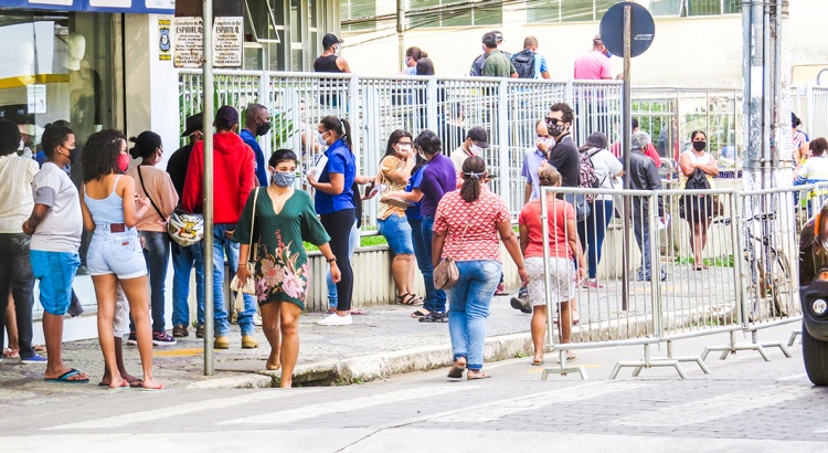 Agência da Caixa tem filas e usuários reclamam de APP