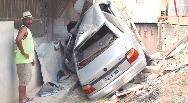 Carro desgovernado cai em casas