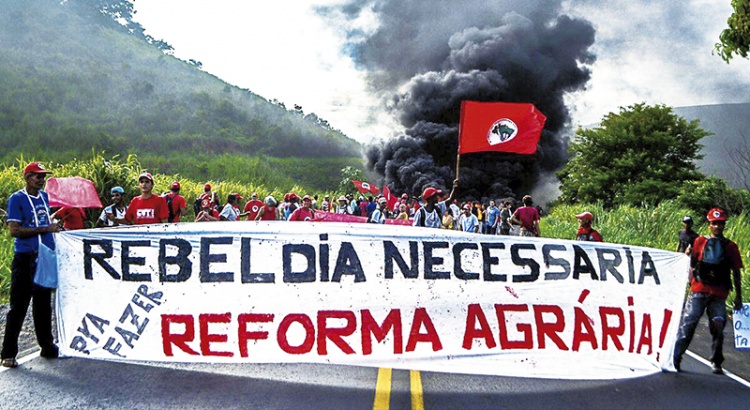 Manifestantes do MST fecham trecho da BR-120