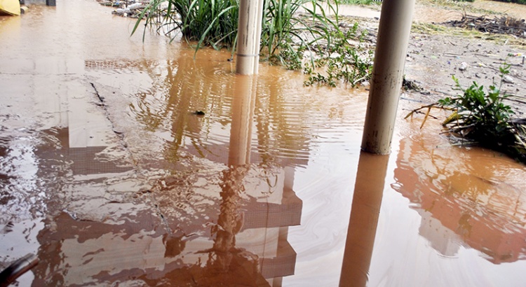 Represamento do ribeirão da Conceição provocou inundação da Rua Francisco Machado