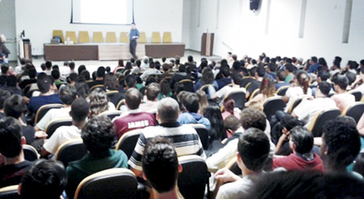 Palestra de físico da Nasa lotou auditório da Cead/UFV