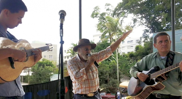 Sábado de atrações culturais na feira livre