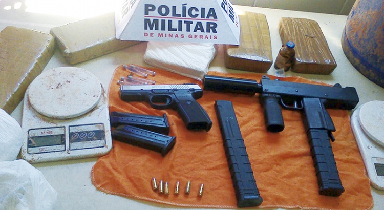 Polícia apreende armas de grosso calibre e muita droga